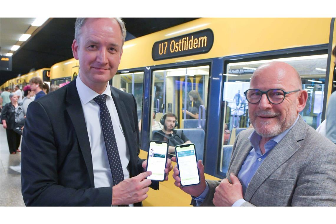 Schweizer Start-up rettet App des Verkehrsministers Start mit großen Hoffnungen: Landesverkehrsminister Winfried Hermann (Grüne) und der damalige kaufmännische Vorstand der SSB, Mario Laube, präsentieren im Juni 2023 die App.