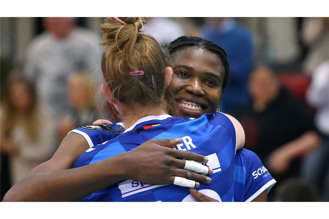 Der Meister startet als Favorit in die Play-offs Starten voller Zuversicht in die Play-offs: Krystal Rivers und Pia Kästner.