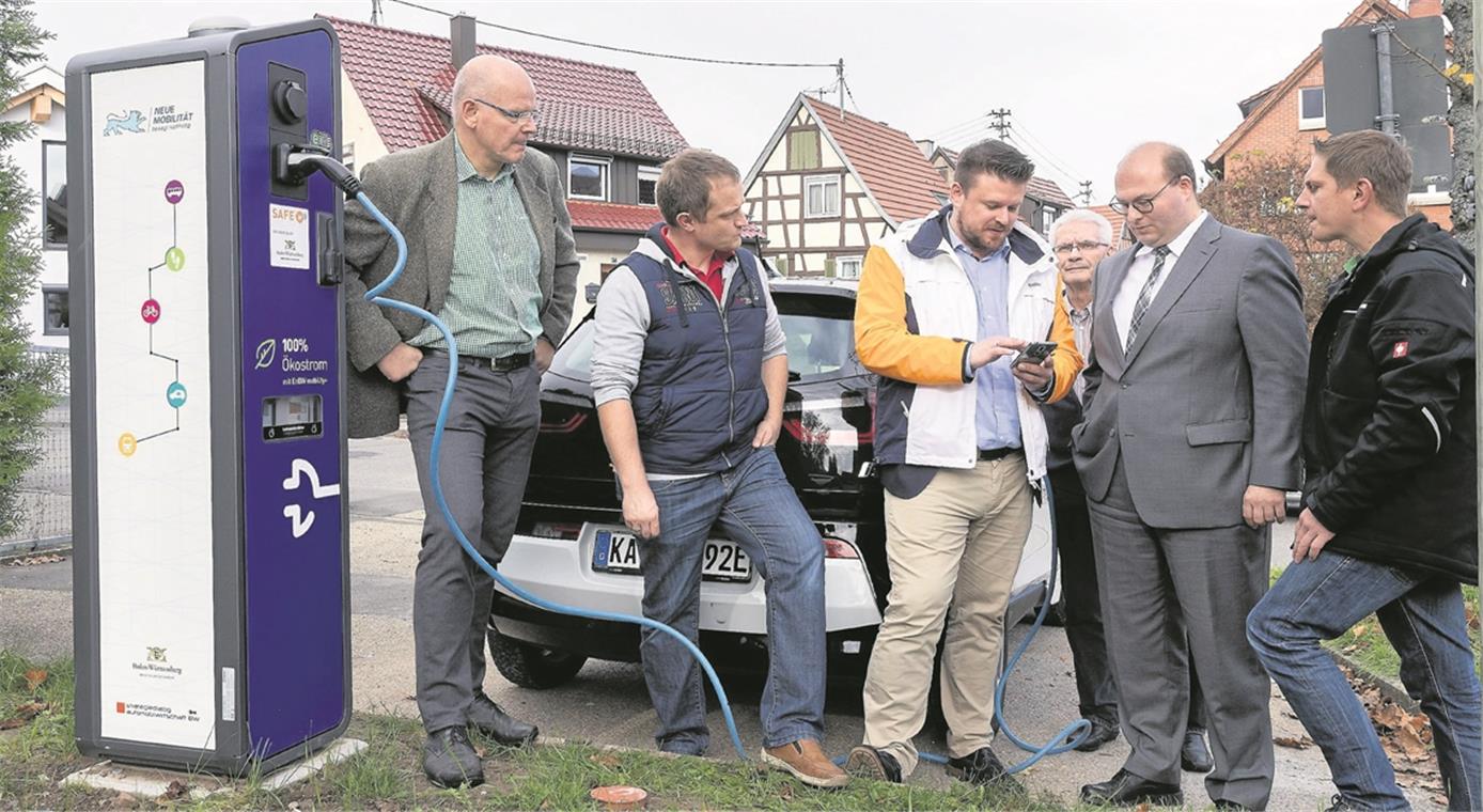 Startschuss für die E-Ladesäule in der Gartenstraße: Rainer Braulik (links) und Jens Römhild (Zweiter von links) von den Stadtwerken, Bürgermeister Armin Mößner (Zweiter von rechts), Stadtrat Rainer Hirzel (Dritter von rechts) und Lars Kaltenleitner (rechts) vom Stadtbauamt lassen sich von Jakob Huber von der EnBW (Dritter von links) die Nutzung vorführen und erläutern. Foto: J. Fiedler