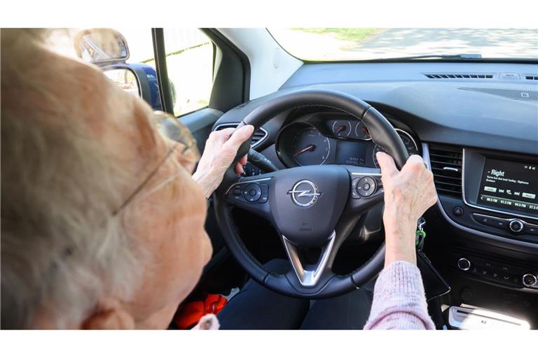 Statistisch gesehen sind ältere Menschen vergleichsweise selten in Verkehrsunfälle mit Personenschaden verwickelt. Zahlenmäßig sitzt die Gruppe der Berufstätigen viel häufiger am Steuer von Fahrzeugen.