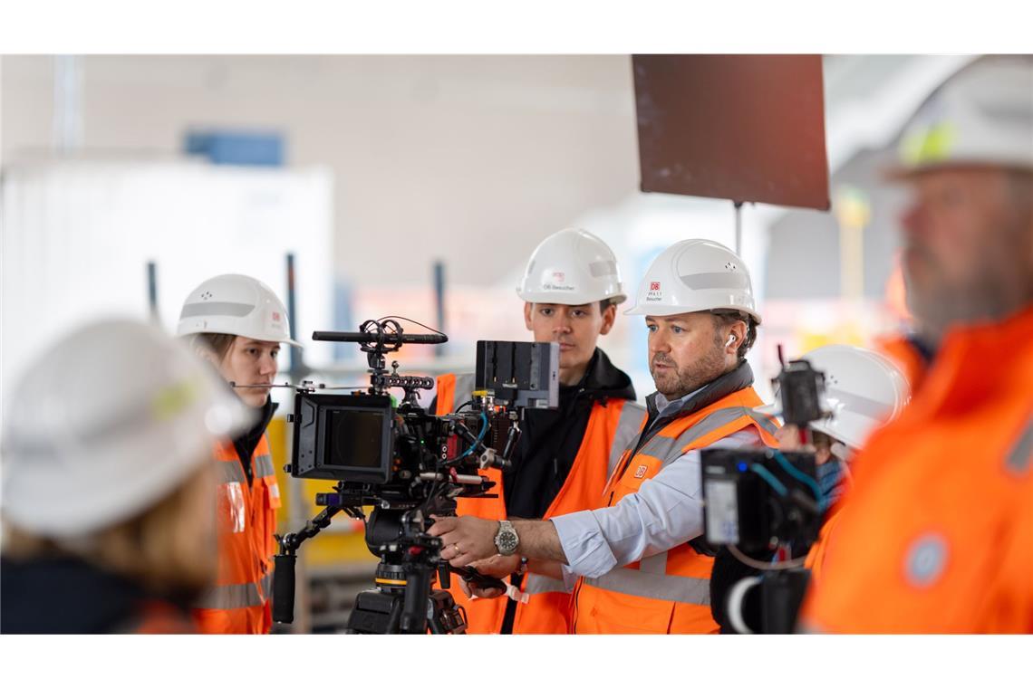 Axel Milberg als Ingenieur auf der S-21-Baustelle Statt den sonst üblichen 50 Personen ist an diesem Filmset nur ein fünfköpfiges Drehteam erlaubt.