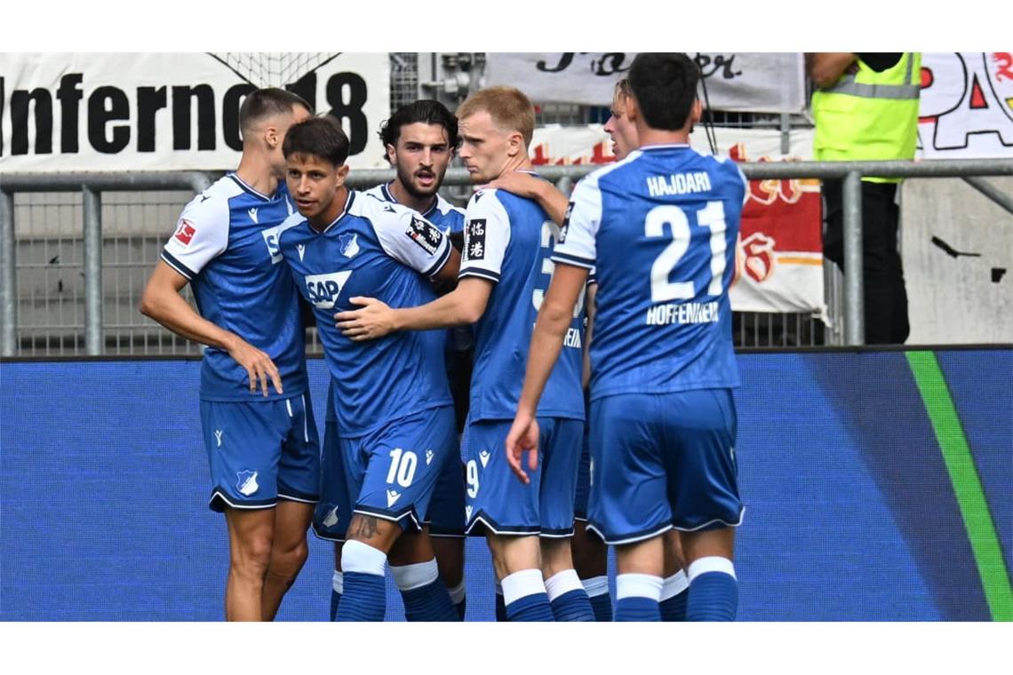 Statt Führung VfB heißt es kurz danach aber 1:0 Hoffenheim. Adam Hlozek erzielt das erste Tor des Tages in Sinsheim.