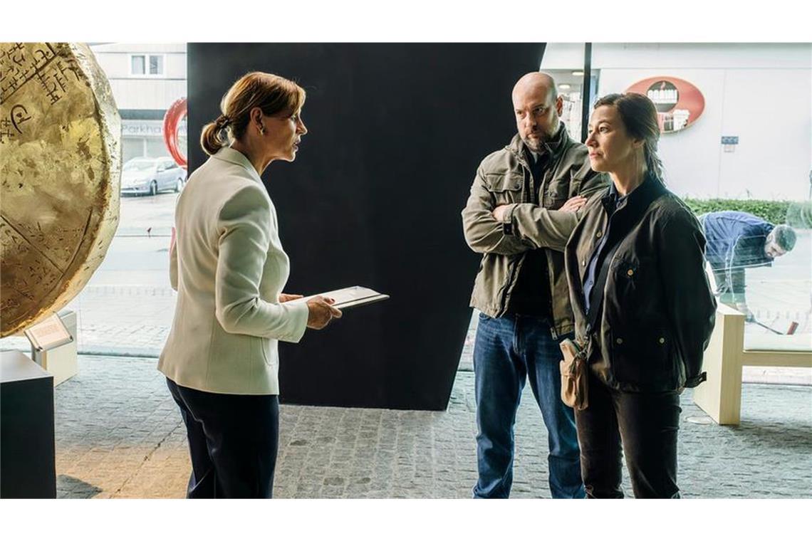 Ermittlungen auf der anderen Seite des Rechts Statt Ralph Horschalek empfängt seine Anwältin Verena Wegener (Carin C. Tietze) Kriminalhauptkommissar Dennis Eden (Stephan Zinner) und Kriminalhauptkommissarin Cris Blohm (Johanna Wokalek) im Foyer der Munich-Gold AG.