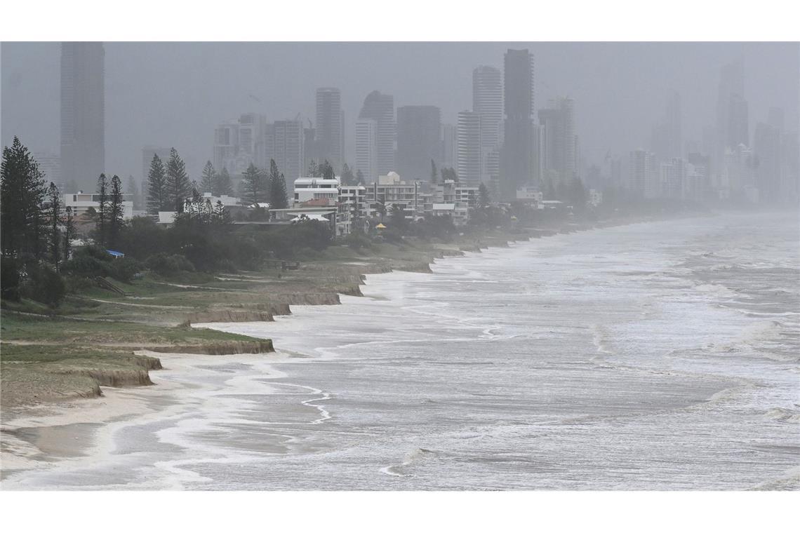 Sturm spült "goldene" Strände in Australien teilweise weg Statt Sandstrand ragen an der Gold Coast stellenweise nun meterhohe "Klippen" ins Meer.