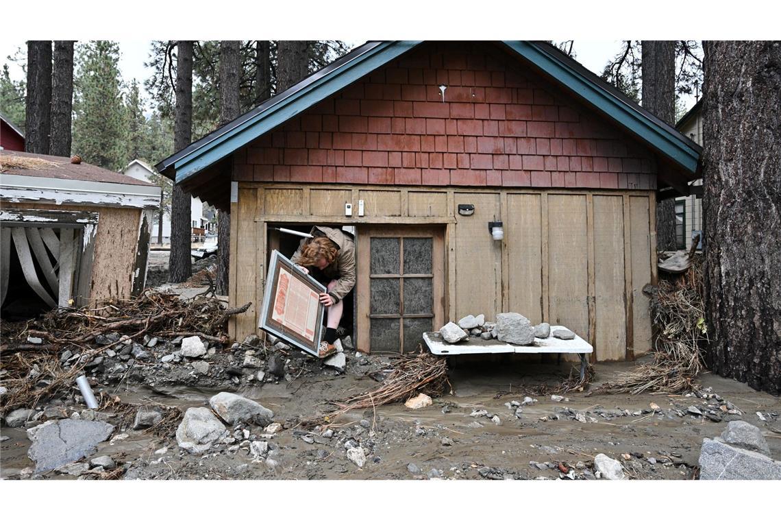 Statt Weihnachten unter dem Tannenbaum zu feiern, wurden Menschen von Erdlawinen, Stromausfällen oder anderen Folgen des Wintersturms überrascht.