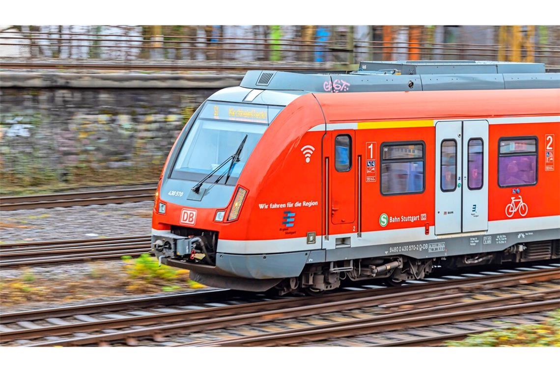 Filstalbahn-Ausbau vorerst nur in Teilen Statt wie bisher bis Kirchheim/Teck sollen die S-Bahnen in Zukunft auf der Filstalbahn bis Göppingen und weiter nach Geislingen verkehren.