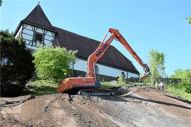 Stattliches Werkzeug: Der Bagger, der den Hang präpariert, hat einen ungewöhnlich langen Arm. Er ist zurzeit bei seiner Arbeit zu beobachten. Foto: E. Klaper