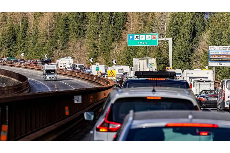 Stau am Brenner: die Region ist geplagt vom vielen Verkehr. Deshalb wird demonstriert.