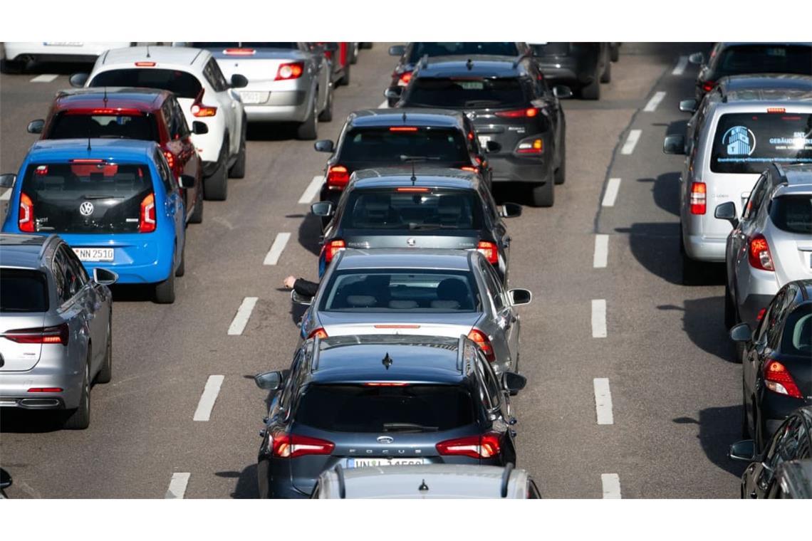 Stau auf der A5: Das Auto bleibt für die meisten Menschen das liebste Verkehrsmittel.