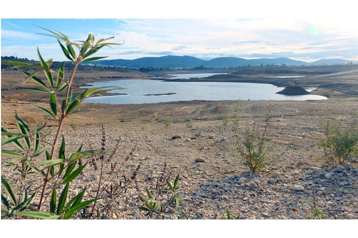 Deutschlands Sicherheit ist durch den Klimawandel massiv bedroht Staudamm Mumcular: Der einst stattliche Stausee ist nur noch ein Schatten seiner selbst. Zusammengeschrumpft liegt er inmitten vertrockneter und aufgerissener Erde im Osten des türkischen Urlaubsorts Bodrum.