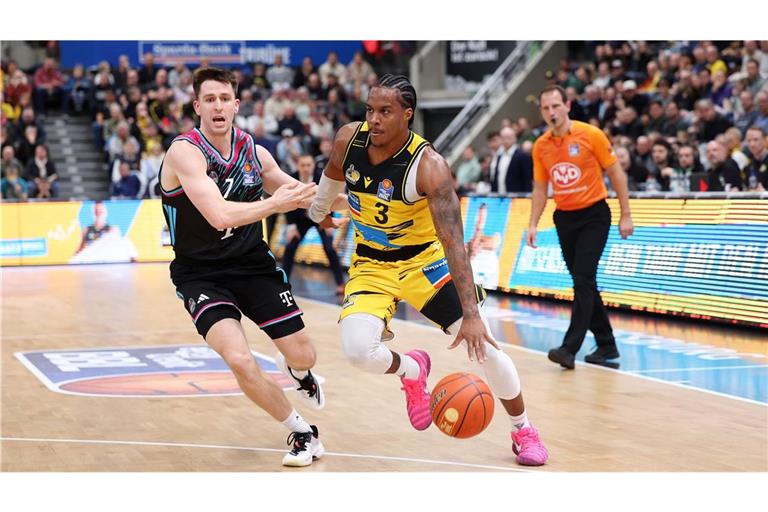 Stef Smith (re.) dreht spät auf – und kommt noch auf 18 Punkte.