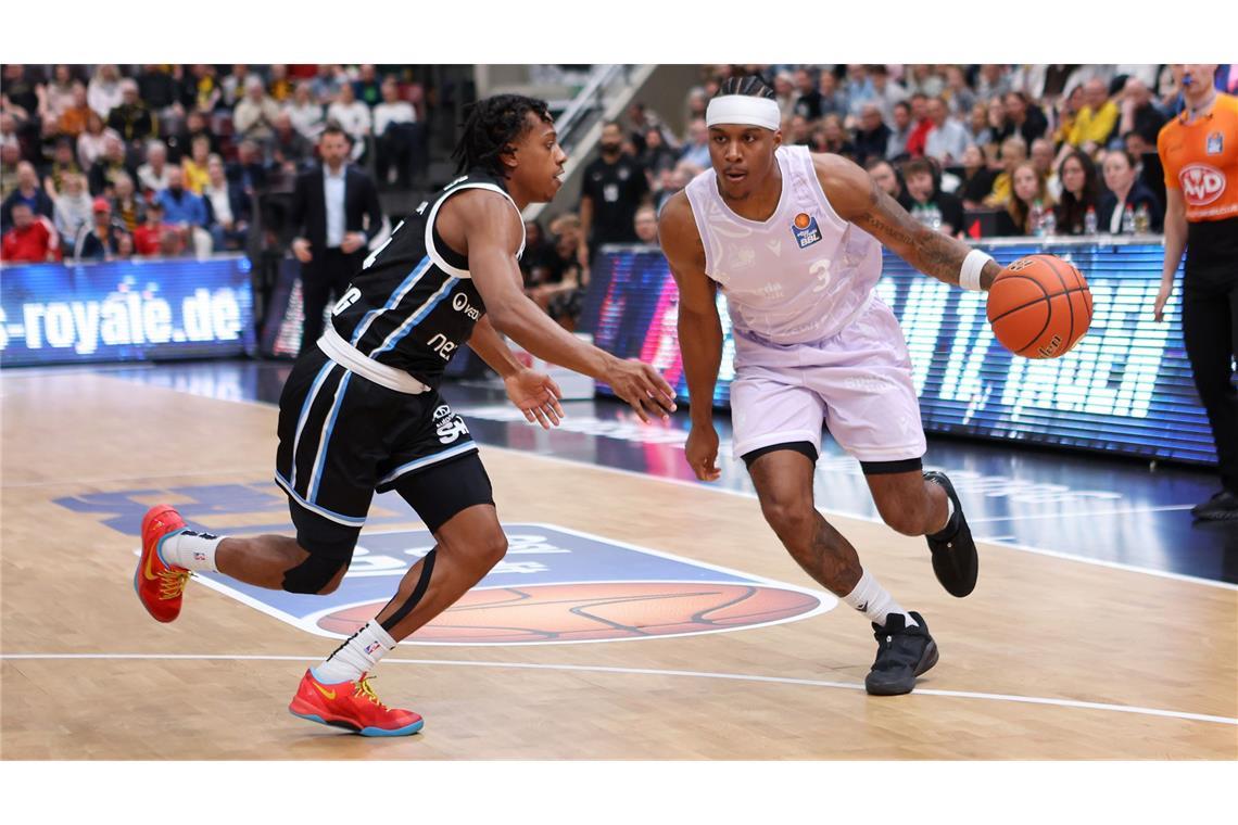 Stef Smith (re.) von den MHP Riesen Ludwigsburg im Sondertrikot  gegen LJ Thorpe von den Hamburg Towers