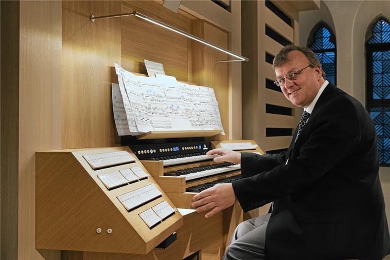 Stefan Engels ist ein Virtuose auf der Orgel und ein Spezialist, was den Komponisten Sigfrid Karg-Ehlert anbelangt. Er hat sein gesamtes Werk auf CD eingespielt. Foto: J. Fiedler