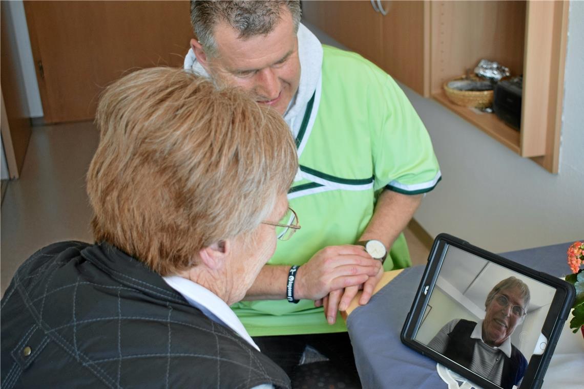 Stefan Nägele von der Betreuungsabteilung (rechts) kümmert sich darum, dass das Gespräch via Tablet funktioniert, und koordiniert die Termine. Foto: Erich-Schumm-Stiftung