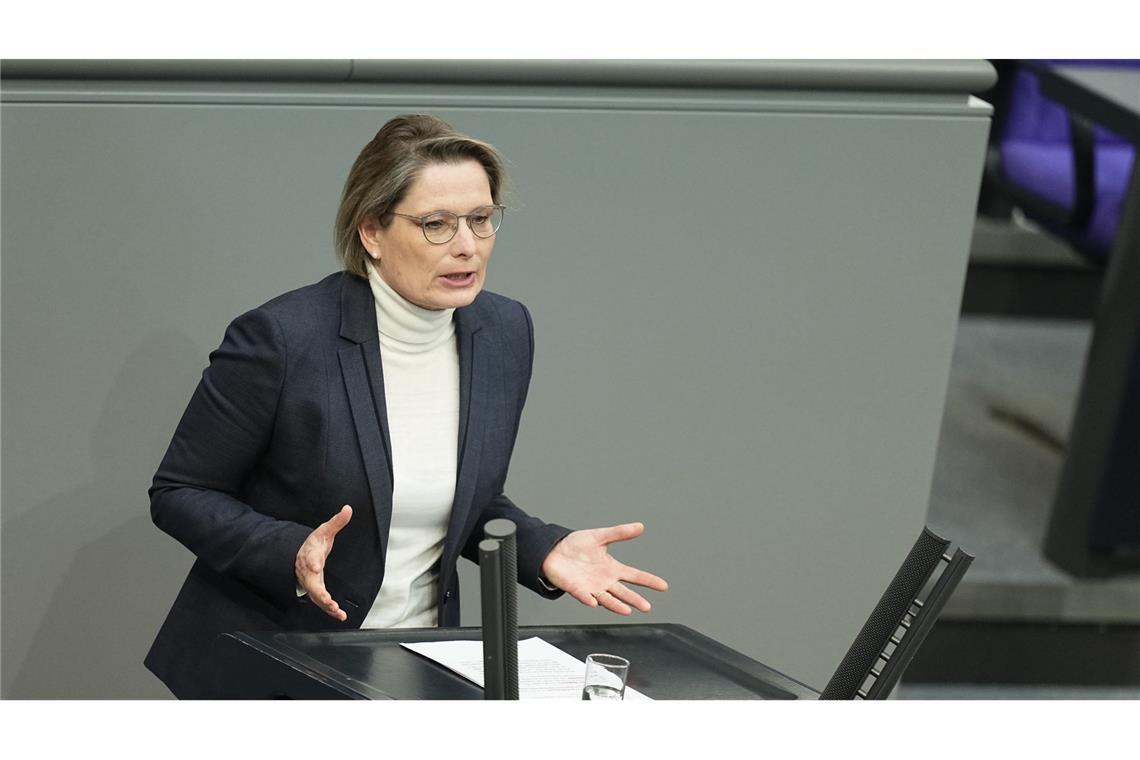 Stefanie Hubig (SPD), Bundesministerin der Justiz und für Verbraucherschutz, spricht im Bundestag.