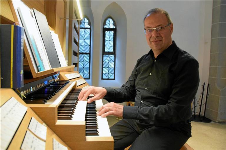 Stefano Molardi ist einer der führenden Bach-Interpreten und spielt drei Werke des Komponisten. Höhepunkt des Konzerts ist der als Klavierkonzert komponierte Totentanz von Franz Liszt, den der Musiker für Orgel gestaltet hat. Foto: Elisabeth Klaper