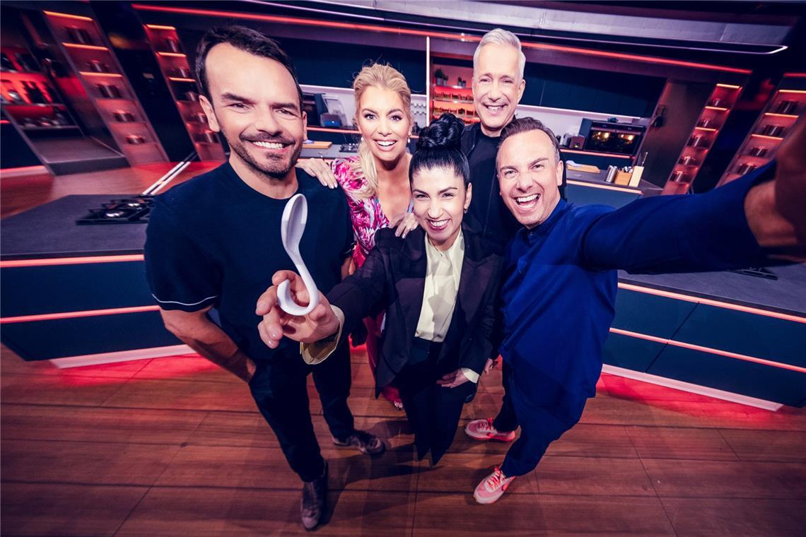 Steffen Henssler, Moderatorin Angelina Kirsch, Elif Oskan, Alexander Herrmann und Tim Raue (von links) zum Start der neuen "The Taste"-Staffel.