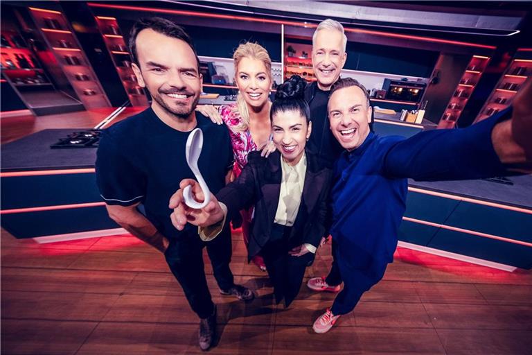 Steffen Henssler, Moderatorin Angelina Kirsch, Elif Oskan, Alexander Herrmann und Tim Raue (von links) zum Start der neuen "The Taste"-Staffel.