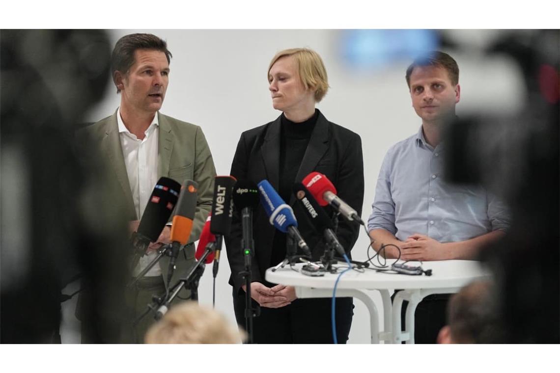 Steffen Krach (SPD, v. li. n. re.), Nina Stahr (Bündnis90/Die Grünen) und Maximilian Schirmer (Die Linke) sprechen bei einem Pressestatement im Haus der Statistik über die Sondierungen zur Regierungsbildung nach der Abgeordnetenhauswahl von Berlin. 