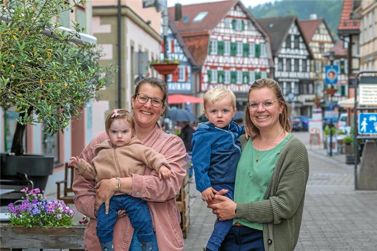 Steffi Kern mit ihrer elf Monate alten Zoe und Melanie Burkhardt mit ihrem zweijährigen Anton (von links) wollen Frauen und Müttern mit den Jungen Landfrauen Murrhardt einen Rahmen bieten, sich kennenzulernen, sich zu vernetzen und gemeinsam aktiv zu sein. Foto: Stefan Bossow