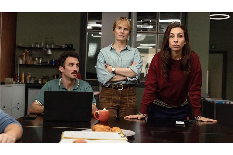 Stehen vor einem Rätsel (von li.): Computerexperte  Noah Löwenherz (Aaron Arens), Kommissarin Isabelle Grandjean (Anna Pieri Zuercher, hinten) und Kollegin Tessa Ott (Carol Schuler).