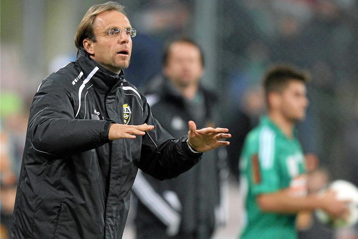 Nun versucht Rainer Scharinger, Großaspachs Fußballern Beine zu machen Steht ab sofort in Großaspach an der Seitenlinie: Rainer Scharinger. Nachdem Walter Thomae die Nase gestrichen voll hatte, soll nun der Verbandssportlehrer des Badischen Fußballverbandes die Fußballer der SG Sonnenhof so weit bringen, dass sie die fünf noch ausstehenden Saisonspiele einigermaßen ordentlich über die Bühne zu bringen. Foto: Imago