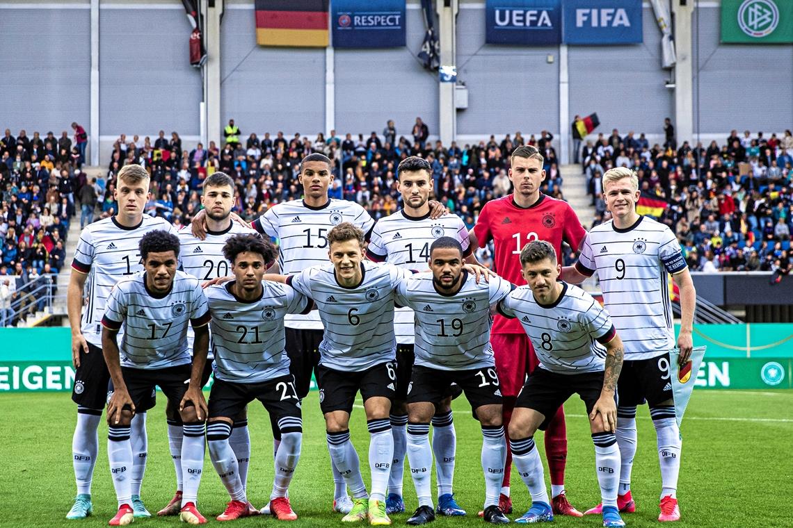 Über den Fautenhau zur EM-Endrunde Steht bereit, im Aspacher Fautenhau den nächsten Schritt in Richtung Europameisterschaft zu machen: Die U21 des DFB um Kapitän Jonny Burkardt (hinten rechts). Foto: DFB/T. Böcker
