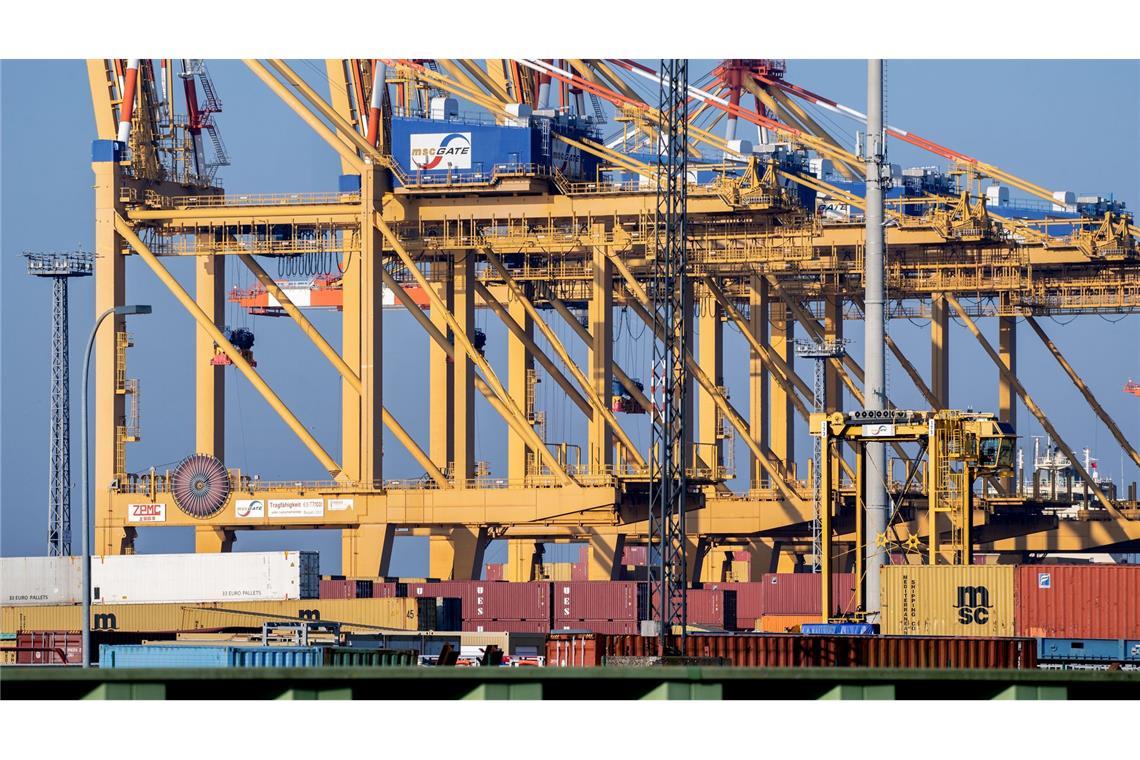 Steigende Ölpreise würden Warentransporte verteuern - ein Risiko besonders für die Exportnation Deutschland