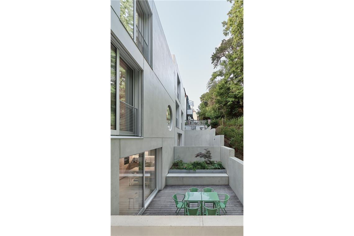 Steil geht es sowohl vorne an der Straße hoch als auch hinter dem Haus – dafür mit viel Grün.