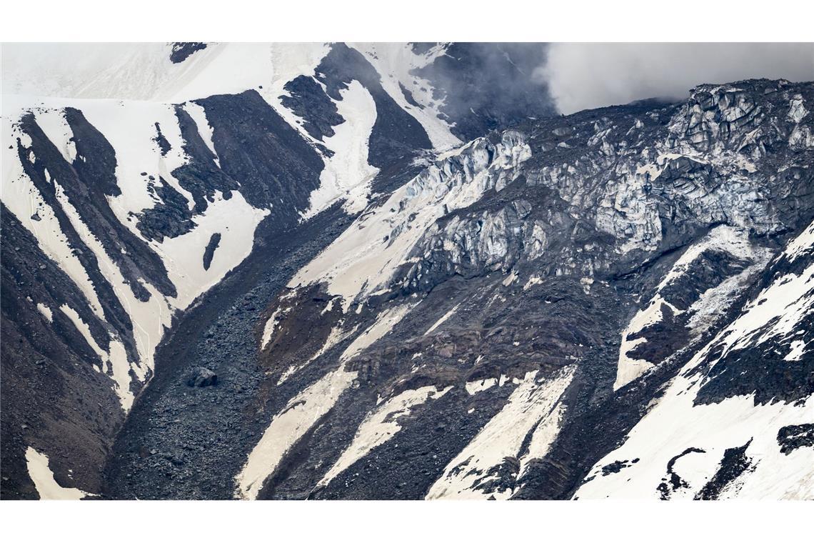 Bilder des Tages Steine eines Felssturzes vom Kleinen Nesthorn stürzen auf den Birchgletscher im Lötschental in der Schweiz.