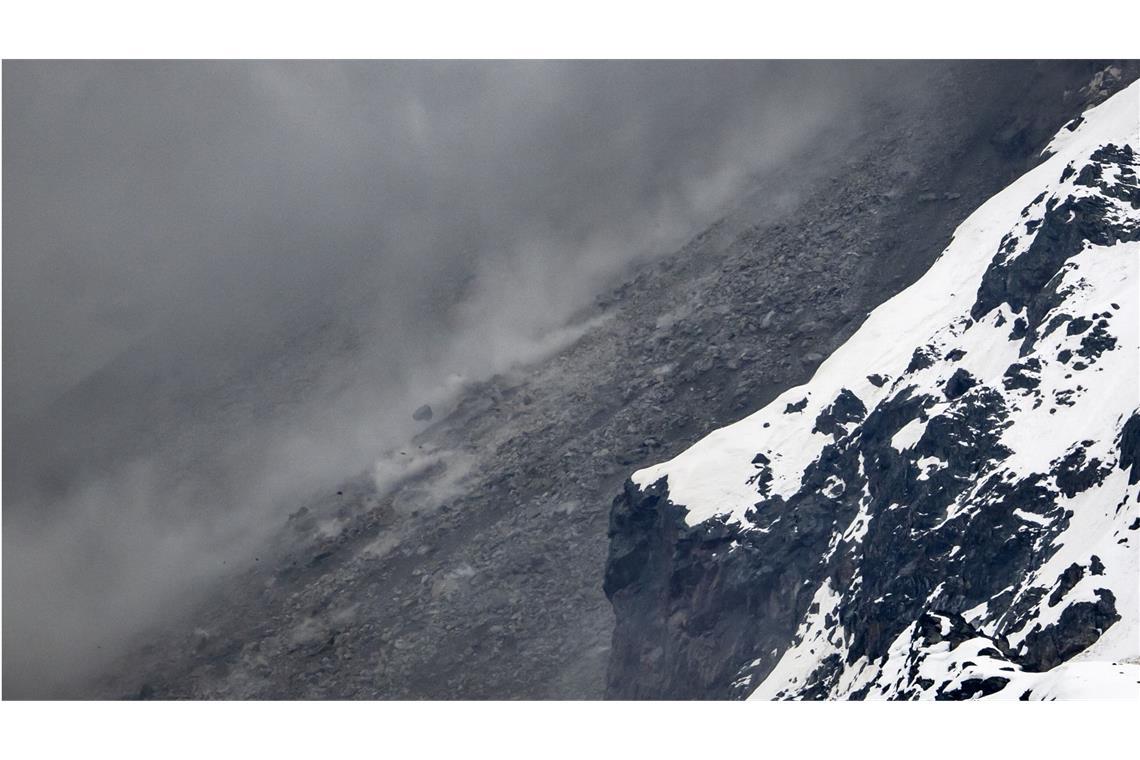 Bergsturz erhöht Druck auf Gletscher oberhalb von Schweizer Dorf Steine eines Felssturzes vom Kleinen Nesthorn stürzen auf den Birchgletscher im Loetschental, aufgenommen auf einer Alp über der Ortschaft Wiler. Das Dorf Blatten im Lötschental musste wegen der Gefahr eines Felssturzes komplett evakuiert werden. Betroffen sind rund 300 Personen.
