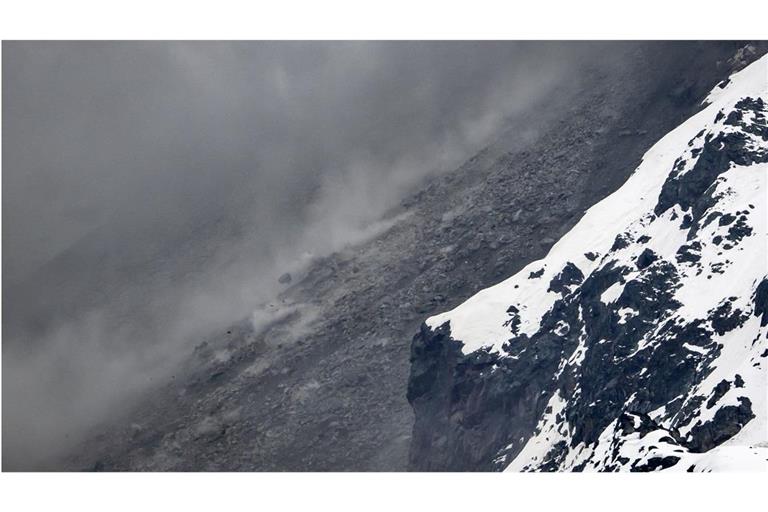 Steine eines Felssturzes vom Kleinen Nesthorn stürzen auf den Birchgletscher im Loetschental, aufgenommen auf einer Alp über der Ortschaft Wiler. Das Dorf Blatten im Lötschental musste wegen der Gefahr eines Felssturzes komplett evakuiert werden. Betroffen sind rund 300 Personen.