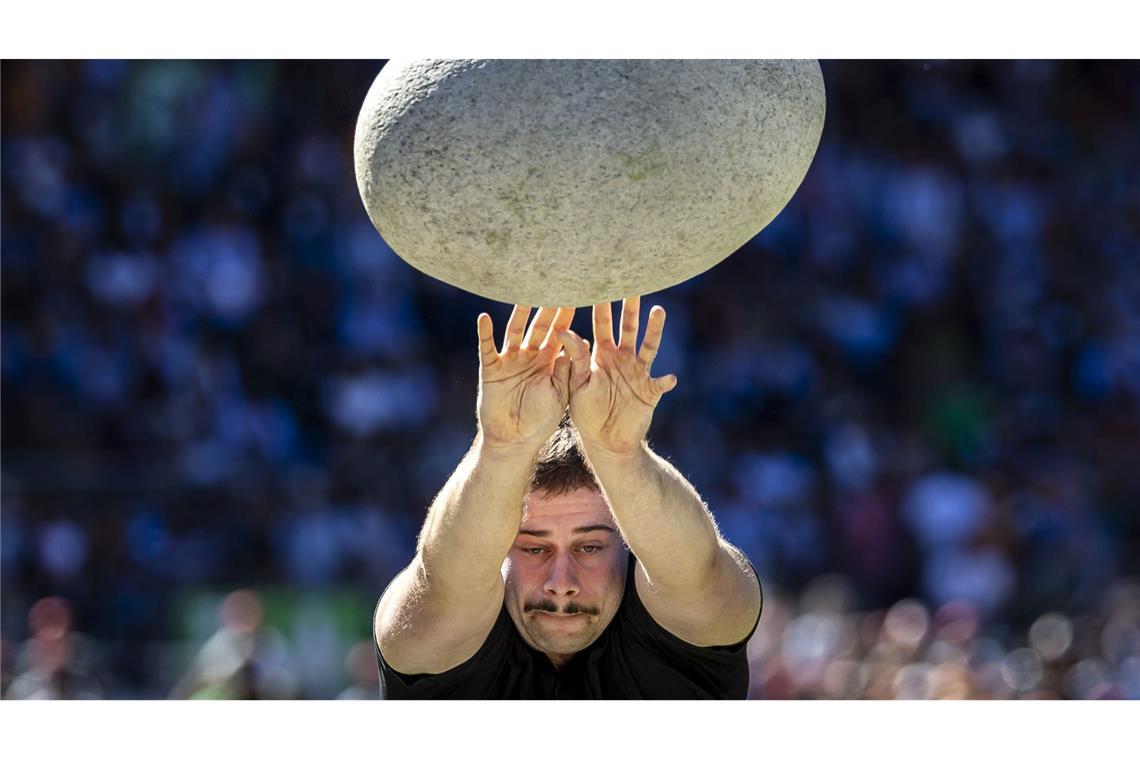 Bilder des Tages Steinewerfer: Mauro Betschart in Aktion im Unspunnen-Finale im Rahmen des Eidgenössischen Schwing- und Älplerfest in Mollis in der Schweiz.