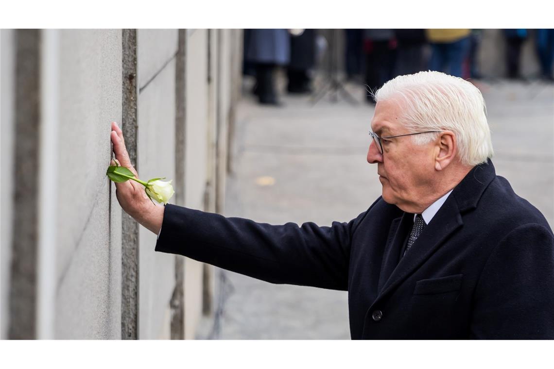 Bilder des Tages Steinmeier setzt Gedenkrose an der Berliner Mauer – 35 Jahre nach dem Mauerfall