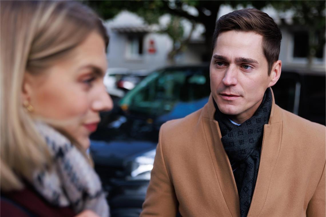 Stella (Bettine Langehein) fragt sich, wie sie vorgeht, wenn Patrizia tatsächlich schuldig ist. Rechts Ringo (Timothy Boldt)