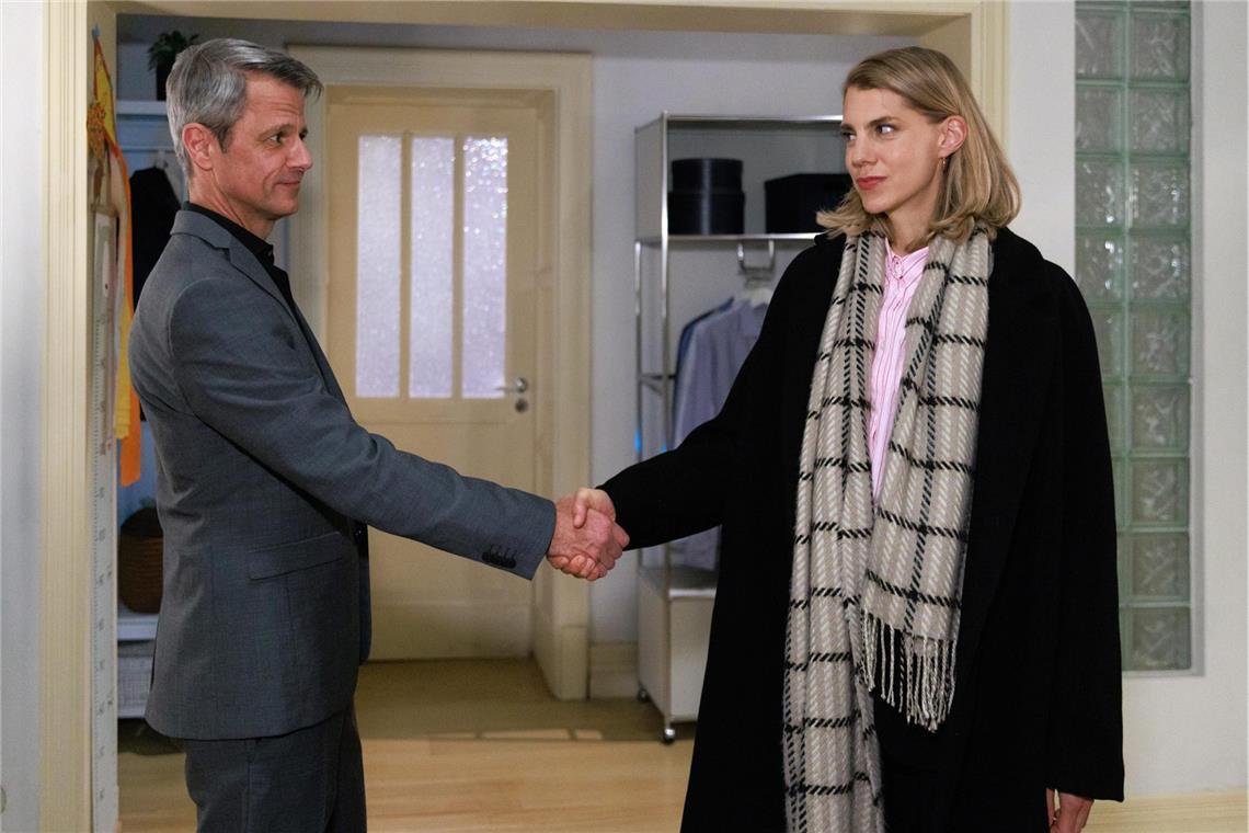 Stella (Bettine Langehein) schließt mit Benedikt (Jens Hajek) einen Pakt unter ihren Bedingungen.