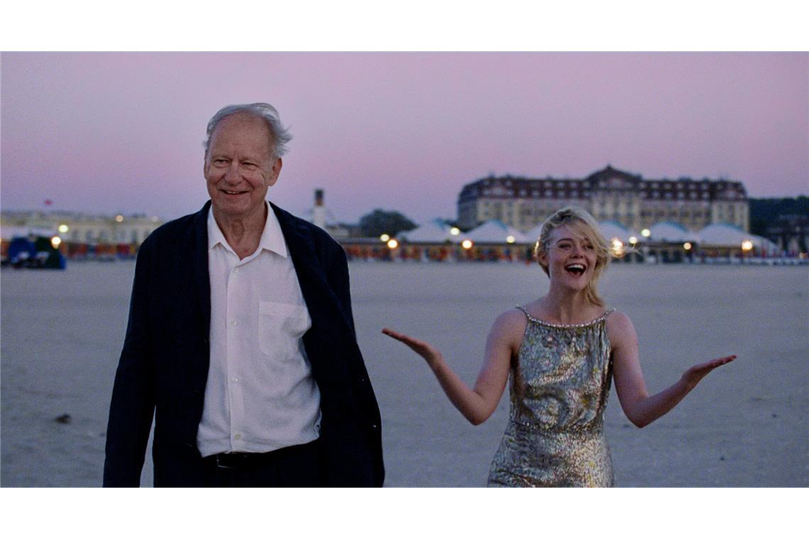 Stellan Skarsgard als Gustav Borg und Elle Fanning als Rachel Kemp in einer Szene des Films "Sentimental Value".