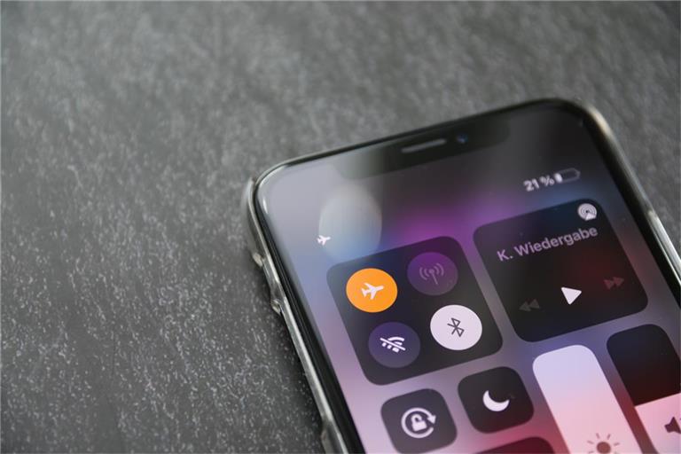 Ändert sich die Uhrzeit auf dem Smartphone im Flugmodus? Stellt sich das Handy im Flugmodus automatisch um?