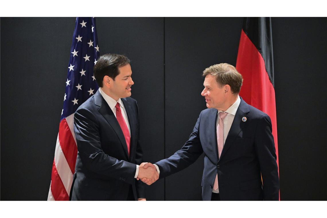 Grüne nennen Wadephuls Aussage zu Verteidigungskosten "naiv" Stellt sich hinter die Forderungen von Trump: Außenminister Johann Wadephul (r.), hier mit seinem US-Kollegen Marco Rubio.