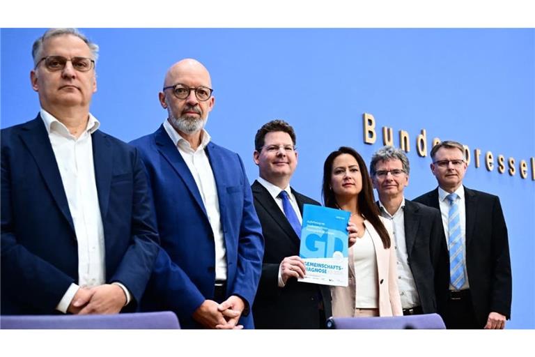 Stellten in Berlin die Gemeinschaftsdiagnose vor (von links): Torsten Schmidt (RWI – Leibniz-Institut für Wirtschaftsforschung), Timo Wollmershäuser (Ifo Institut), Oliver Holtemöller (Leibniz-Institut für Wirtschaftsforschung Halle, IWH), Geraldine Dany-Knedlik (Deutsches Institut für Wirtschaftsforschung, DIW Berlin), Axel Lindner (Leibniz-Institut für Wirtschaftsforschung Halle, IWH) und Stefan Kooths (Kiel Institut für Weltwirtschaft).