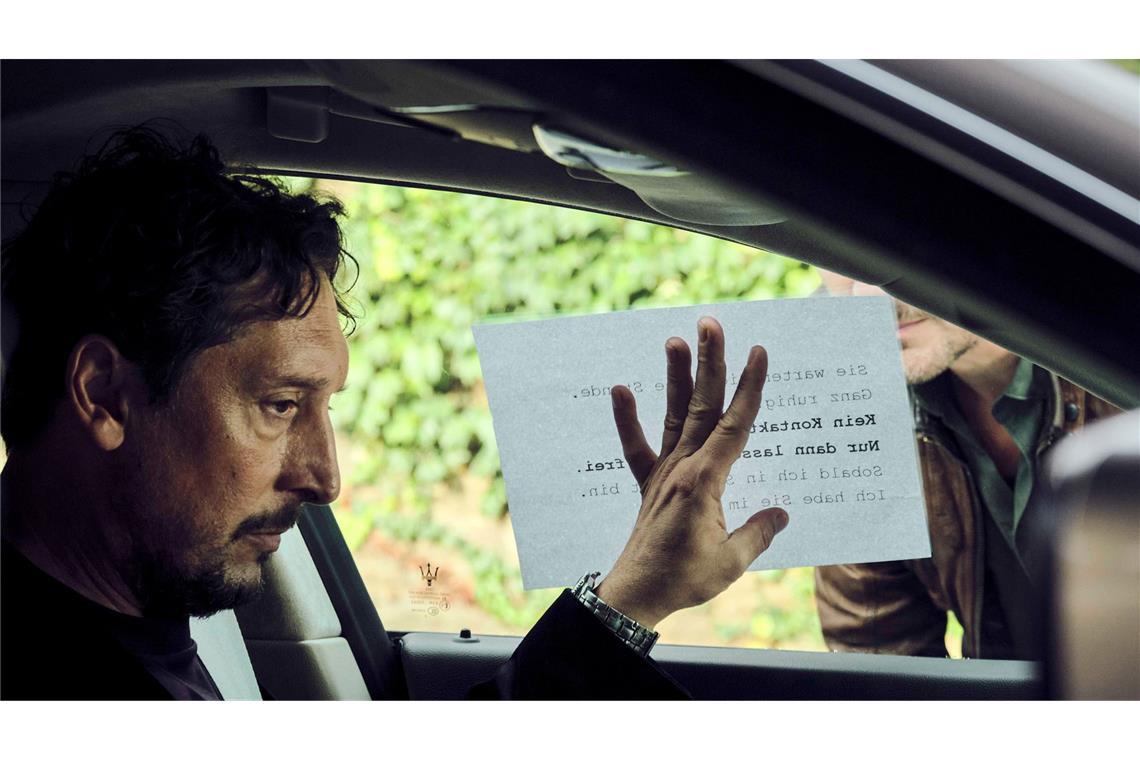 Stephan Hübner (Hans Löw) hält sich buchstabengenau an die Anweisungen aus dem Brief.