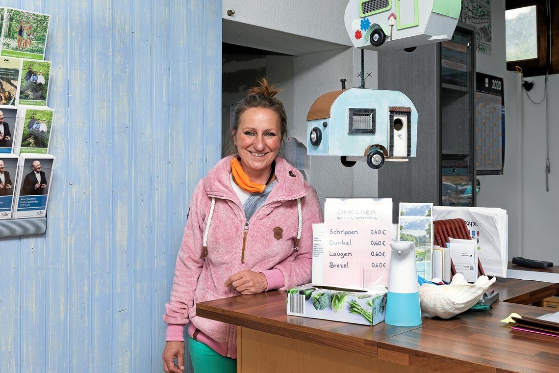 Die Freilufthungrigen Stephanie Zeh hat fürs Foto den Mundschutz abgezogen, an der Theke betreut sie jeweils eine Person, weitere Ankömmlinge warten draußen.