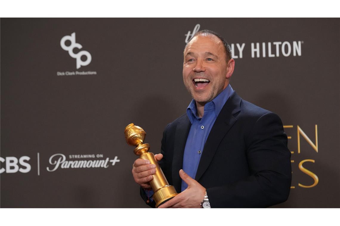Stephen Graham posiert im Presseraum mit dem Preis für die beste Leistung eines Schauspielers in einer limitierten Serie, Anthologie-Serie oder einem Fernsehfilm für „Adolescence“ während der 83. Golden Globes im Beverly Hilton.