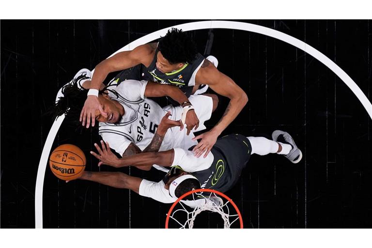 Stephon Castle (l) wird von Mike Conley geblockt.