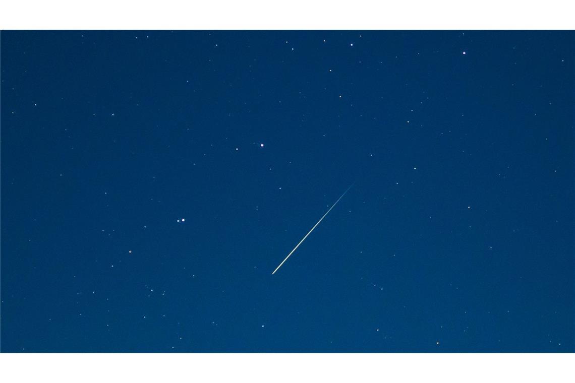 Sternschnuppe am Nachthimmel über Brandenburg.