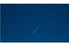 Sternschnuppe am Nachthimmel über Brandenburg.