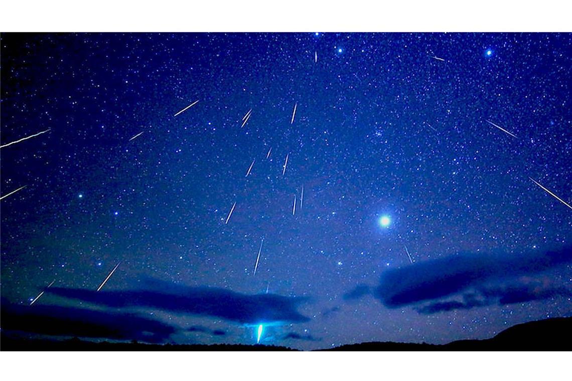 Das neue Jahr startet mit Kaskade aus Sternschnuppen Sternschnuppen-Kaskade am Nachthimmel.