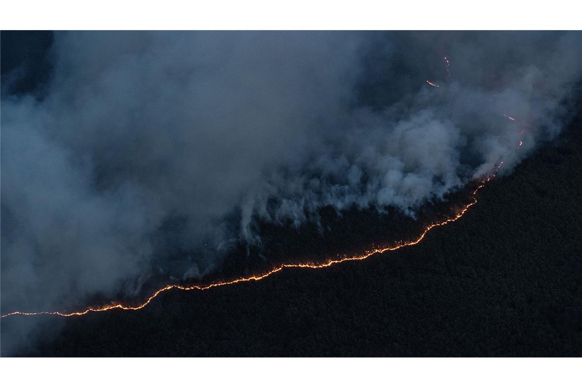 Bilder des Tages Stetig frisst sich das Feuer durch einen Wald in den Bergen bei Uiseong in der Provinz Nord-Gyeongsang im Südosten Südkoreas.