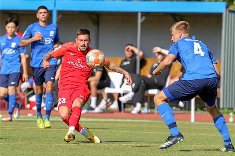 Steven Lewerenz (rotes Trikot) hat die Vorlage zum zweiten Großaspacher Tor beim Spiel in Mainz gegeben. Foto: Eibner