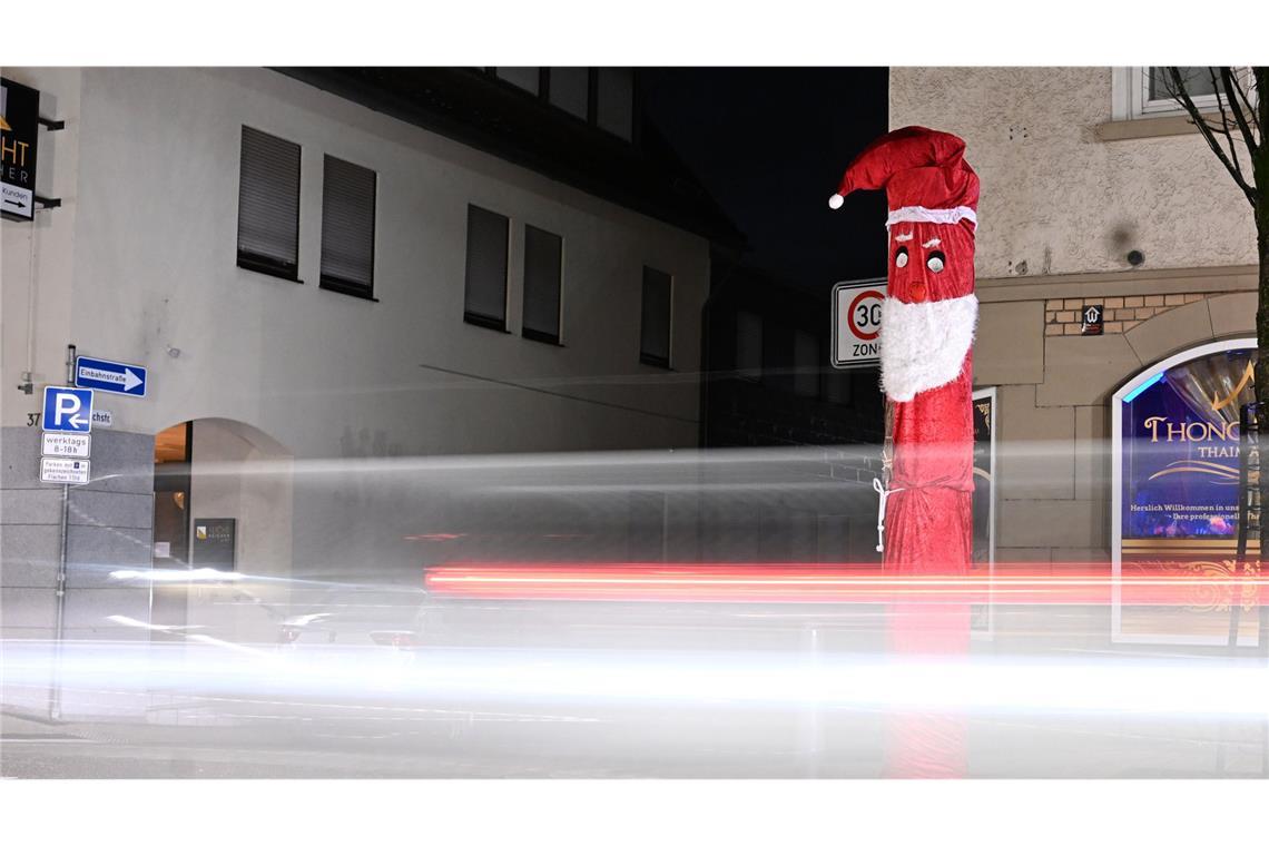 Nikolaus hat Ilsfeld wieder auf dem Radar Stilecht mit Mütze, rotem Mantel und weißem Bart wird eine Blitzer-Säule in Ilsfeld im Kreis Heilbronn pünktlich an jedem 6. Dezember in ein traditionsreiches Nikolaus-Kostüm gehüllt – auch in diesem Jahr.